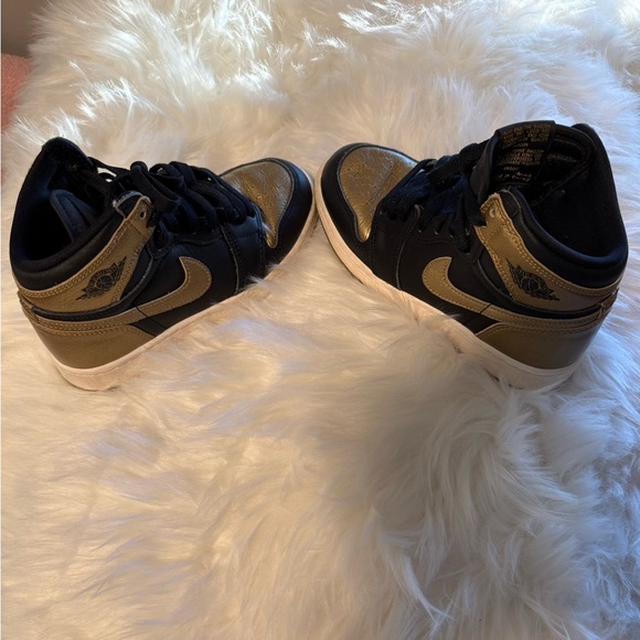 Nike Air Jordan 1 Retro High OG Black & Metallic Gold - Picture 4 of 6